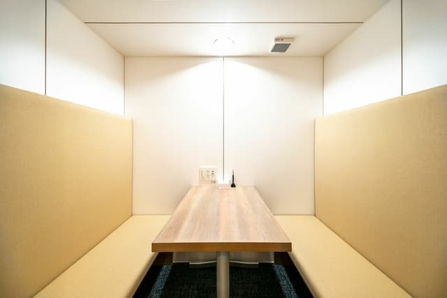 8階WEBブース(大)。複数名での打ち合わせの際にもご利用いただけます。