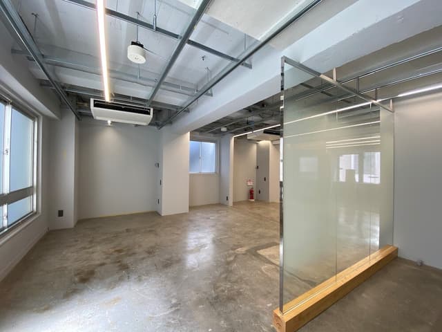 _専有部_2階_シンプルかつスタイリッシュな執務室となっています。