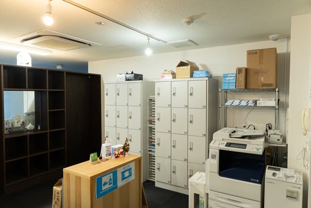 Wifi、 電源、ロッカー、プリンター、給湯室、ミーティングスペース、登記