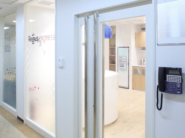 外観_エントランス。受付電話が設置されていて来客対応もスムーズです。