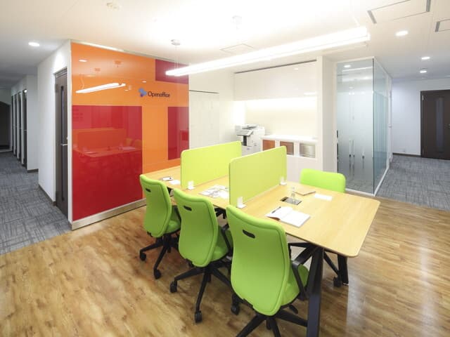 共用部_ビジネスラウンジ。仕切りを設けた席もあるので、作業にも集中できます。