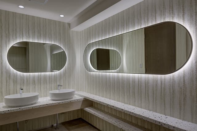 スタイリッシュなデザインでゆったりとした化粧室