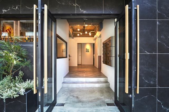 外観_エントランスです。暖色の灯りは、訪れた方に安らぎを与えます。