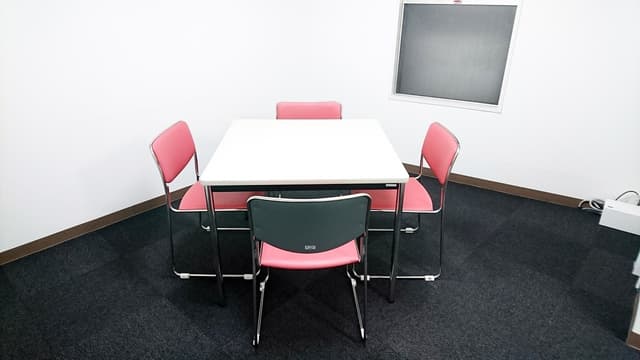 4名会議室。部屋を確保として商談や打合せをする場合にご利用ください。