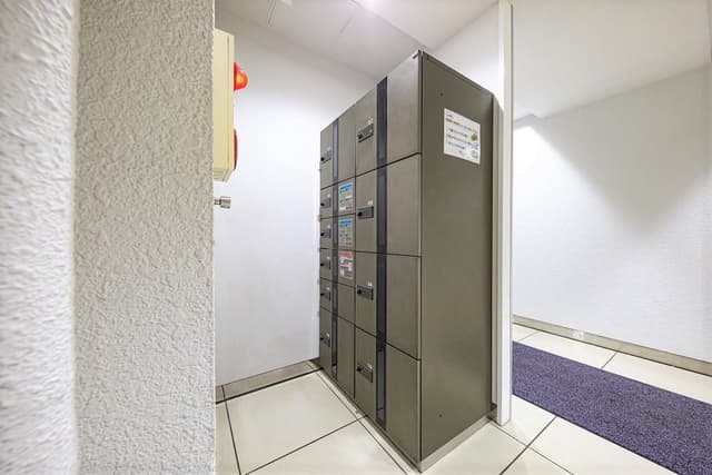 設備_宅配ボックス。大型の荷物などを受け取れる宅配ボックスも完備されています。
