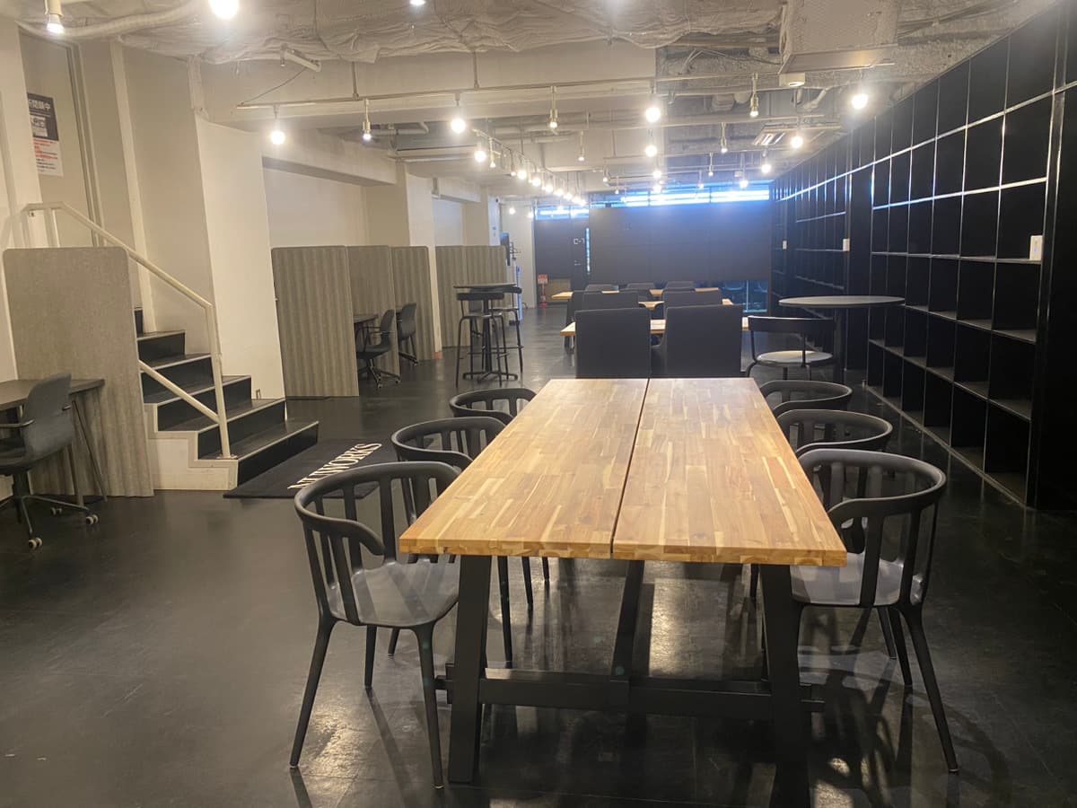 共用部_フリースペース。24時間自由な席で作業が出来ます。