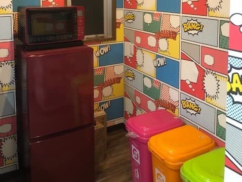 設備_電子レンジ・冷蔵庫。簡単な飲食ができるような設備も揃っています。