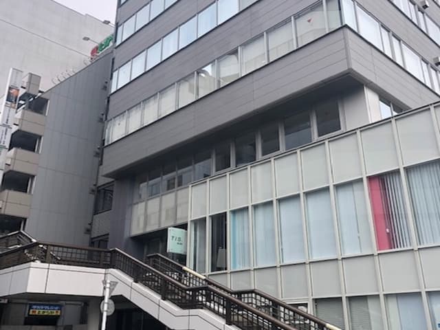 外観_hitoride 立川はビルの4階にあります。