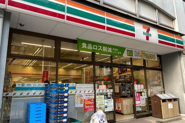 近隣のコンビニ_セブンイレブン 日本橋3丁目店(徒歩2分)