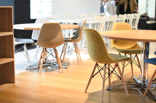 打ち合わせスペース_4名でご利用いただける商談スペースもご用意されています