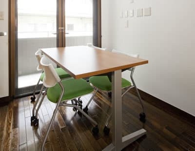 共用部_会議室。無料でご利用可能な会議室が用意されています。