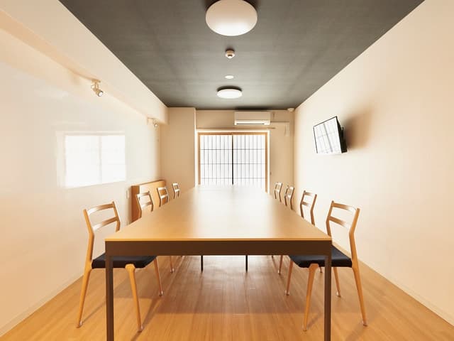 共用部_会議室。オフィスご契約者様は無料で利用することが出来ます。オフィスには会議室のほか商談室も設置されています。