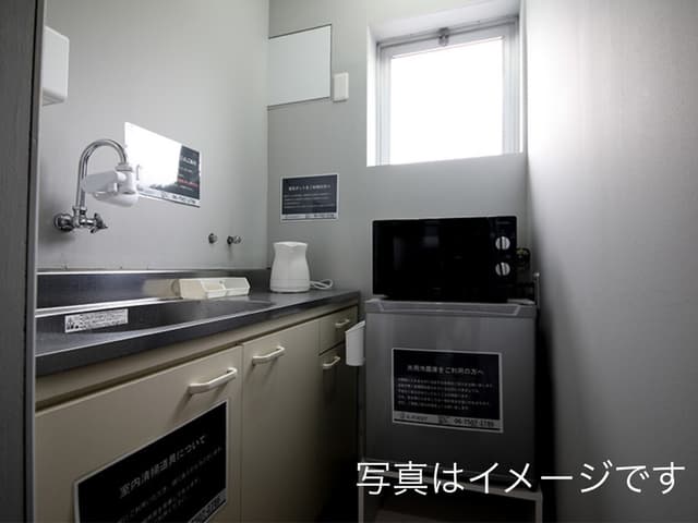 その他_給湯室。共用のシンク、電子レンジ、冷蔵庫が利用できます。