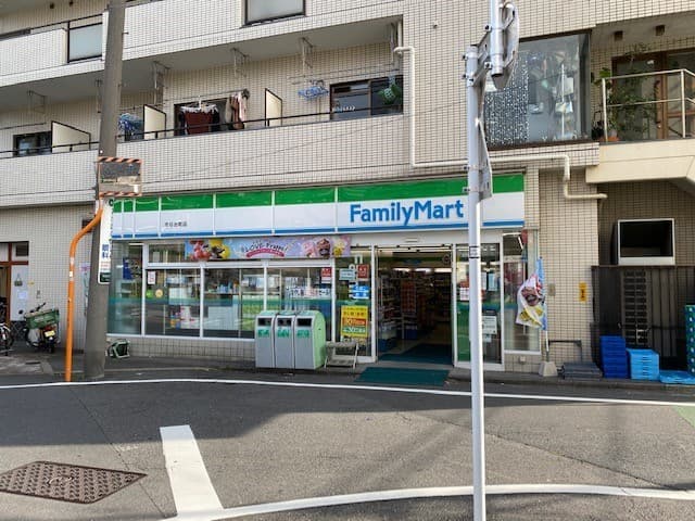 近隣のコンビニ_FamilyMart市谷台町店(徒歩1分)