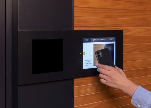 外観_エントランス。ゲスト受付システムを開発。無人でもゲストを待たせずに会議室やラウンジにご案内できます。