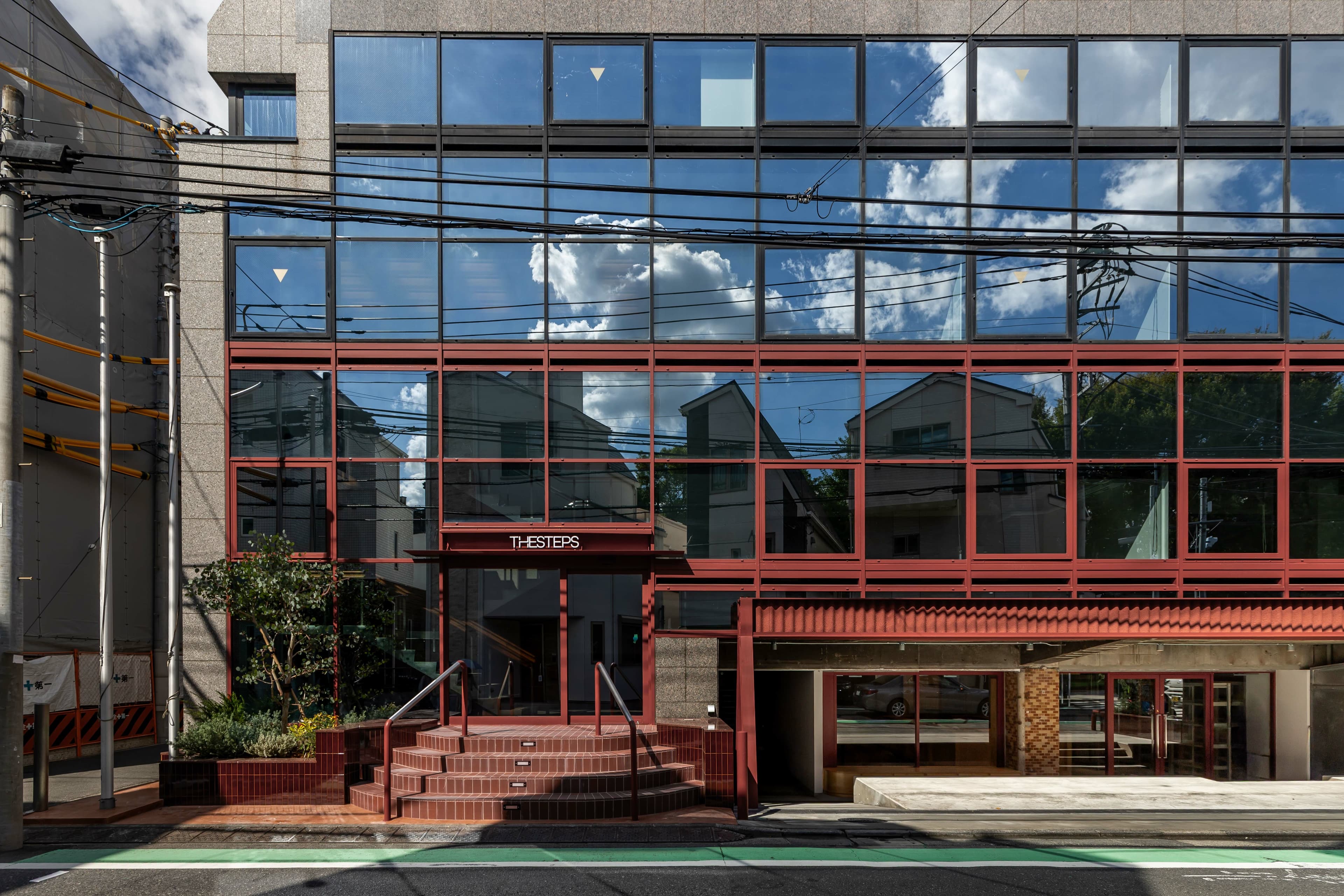 外観_幡ヶ谷駅から徒歩6分に位置しています。