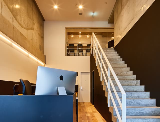 エントランス_カフェのようにオシャレな受付