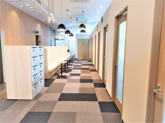 共用部_ラウンジ。ラウンジはゲストの同伴可、24時間利用可能となっています。