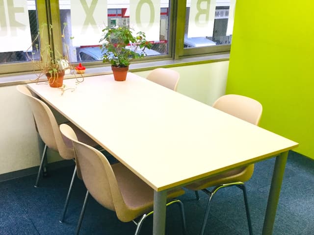 会議スペース_商談やミーティングなど様々なビジネスシーンにご利用いただける会議スペースをご用意しています