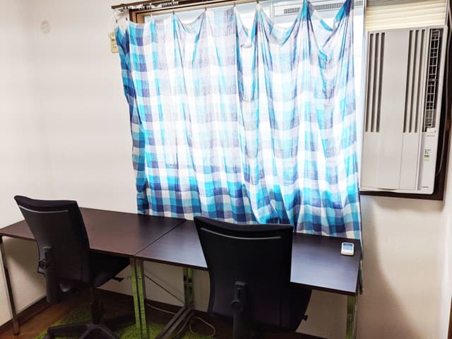 専用デスク_フリースペースだけでなく専用デスクもあります。