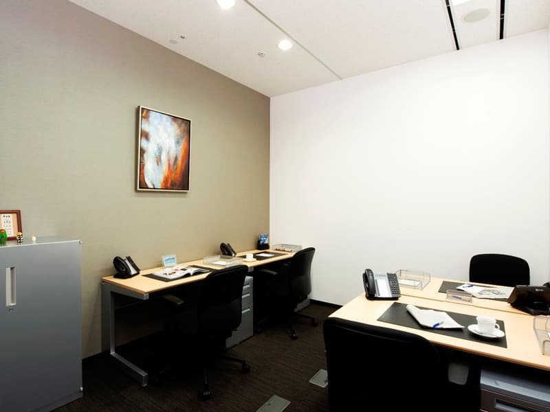 個室_4名から利用できる個室です©Regus