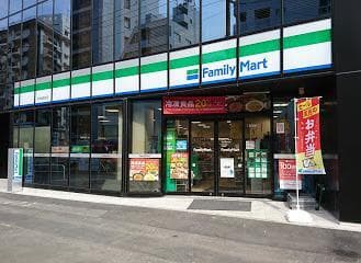 近隣のコンビニ_ファミリーマート 北参道駅前店 (徒歩1分)