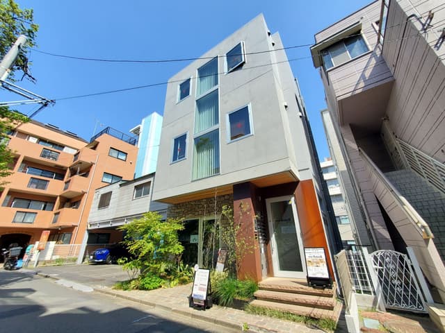 外観_エントランスにあえて<サビ>の質感が出る材質を採用しています。