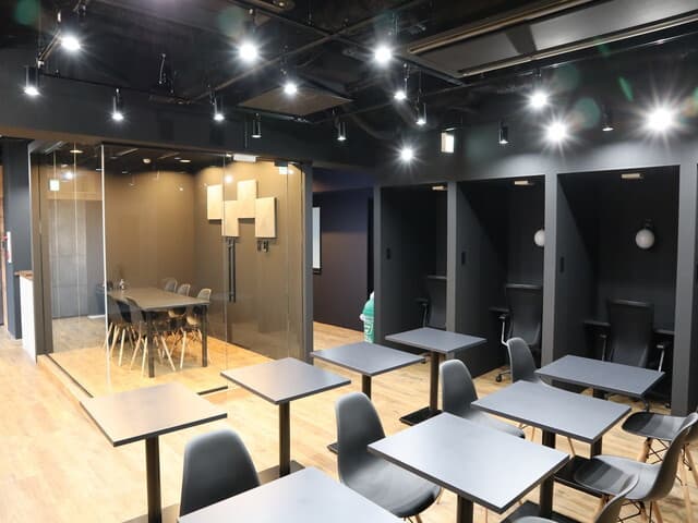 共用部_会議室。アプリを使って簡単にご予約できます。