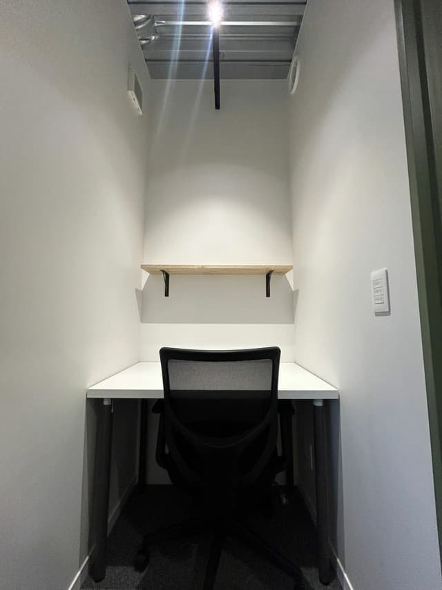 専有部_個室。家具、インターネット環境完備です。