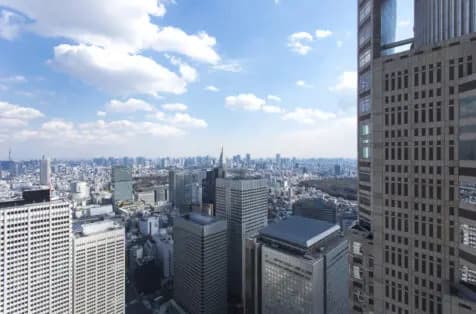 新宿駅 (徒歩1分)©bizcomfort