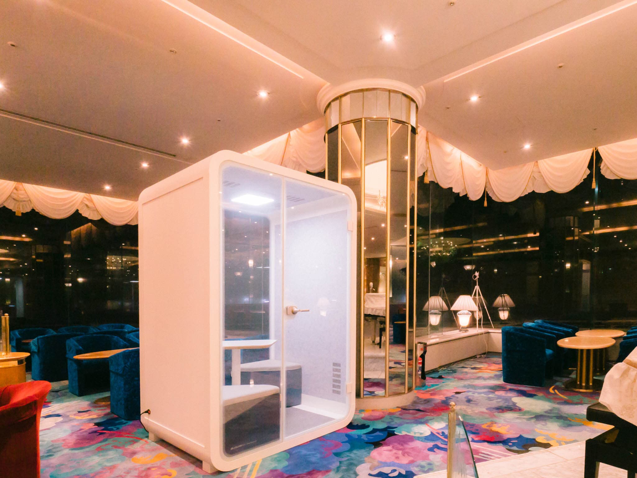 設備_サイレンスブース。防音に優れているため、重要な会議などにご利用いただけます。