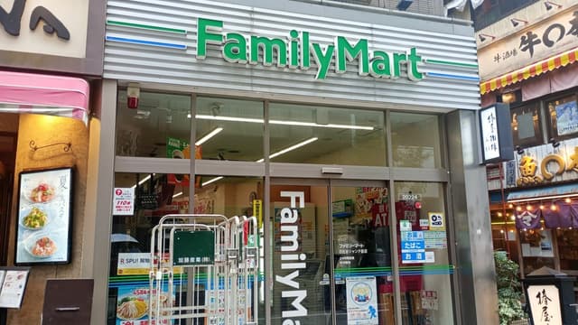 近隣のコンビニ_ファミリーマート 日比谷シャンテ前店(徒歩2分)