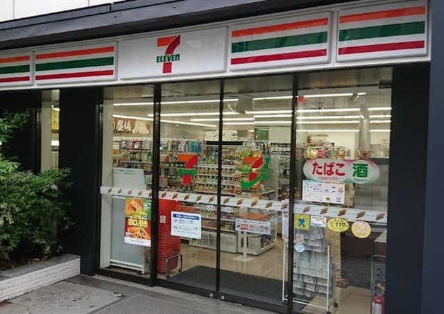 近隣のコンビニ_セブンイレブン港区赤坂駅南店(徒歩2分)