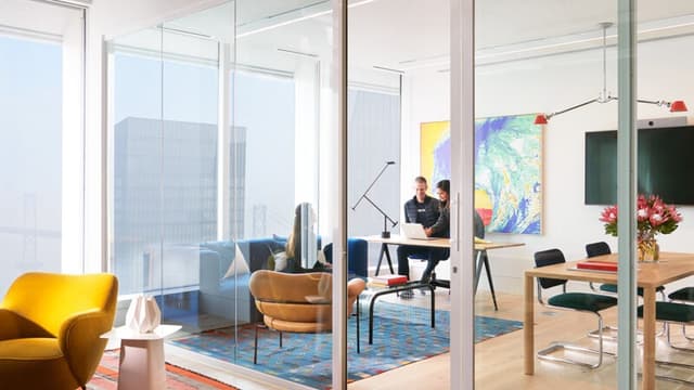 専有部_個室。家具が備え付けなので入居時のコストを抑える事ができます。©WeWork※写真はイメージです。