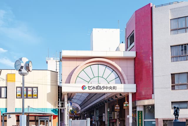 近隣の商店街_徒歩圏内に大分中央郵便局、大分銀行本店、コンビニがございますので、大変利便性が高いコワーキングスペースとなります。