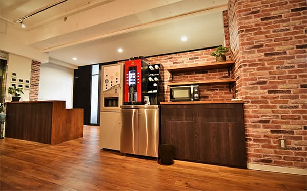 カフェコーナー_セルフでドリンクを飲むことができるので、リフレッシュに最適です。