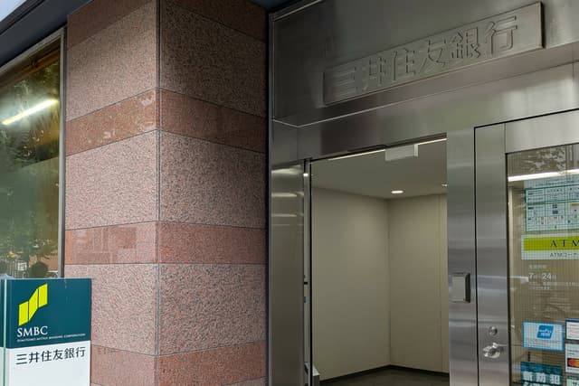 近隣の金融機関_三井住友銀行 新宿御苑前出張所(徒歩9分)