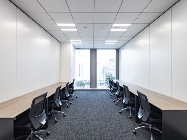 個室_全席電源完備。ネットワークの回線引き込みも可能です。