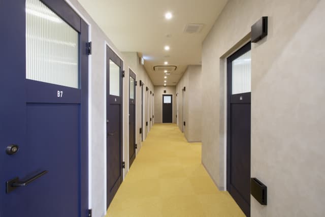 共有部_廊下。各部屋は施錠可能です。