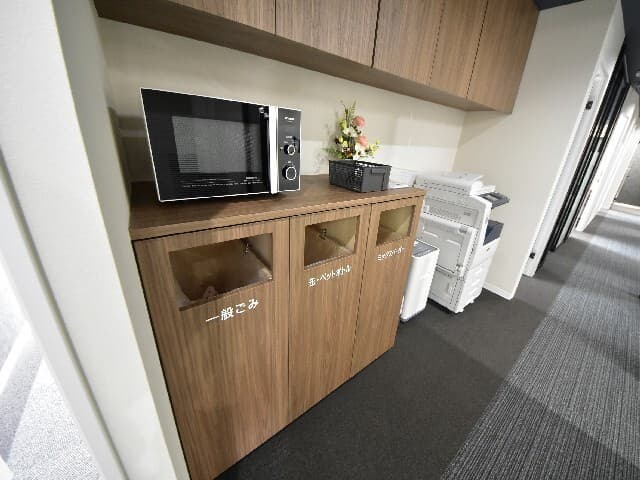 設備_電子レンジ・ダストボックス・複合機。エントランスから入って左手に共用設備があります。