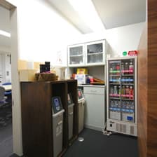 内観_フリー&有料ドリンクエリアです。