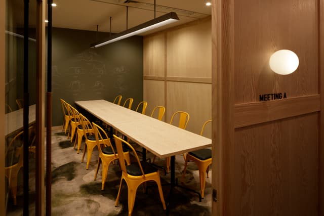 共有部_最大12人までご利用可能な会議室です。