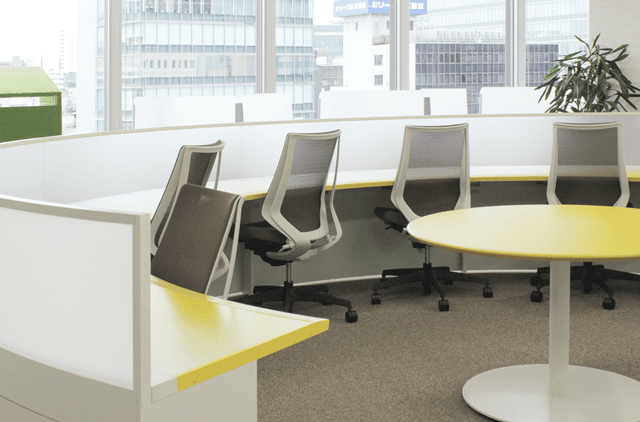 コワーキングスペース_隣の方とのコミュニケーションも楽しめます。