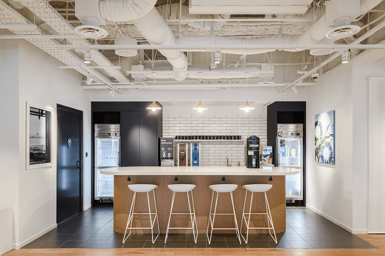 共用部_パントリーです。リフレッシュできるキッチンには様々な設備が整っています©WeWork