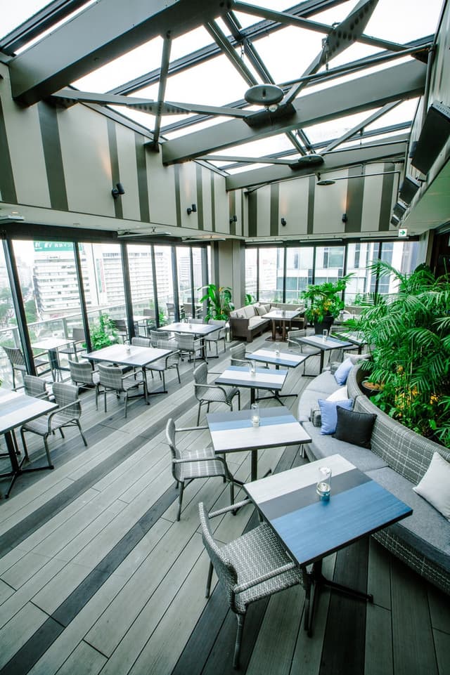 フリースペース_明るく開放的。月額会員様の利用はもちろんドロップイン利用も可能