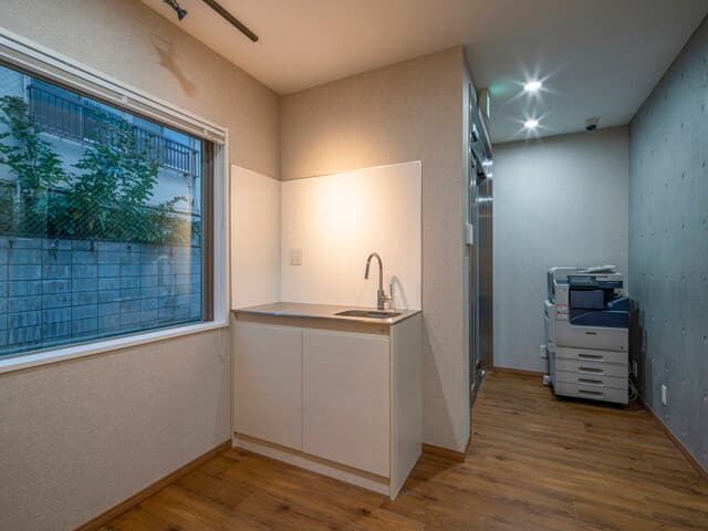 共用部_ラウンジ。ラウンジにはキッチンスペースもございます。