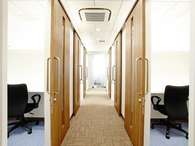 個室_半個室タイプの個室もあり程よいプライベート空間で仕事に取り掛かることもできます。