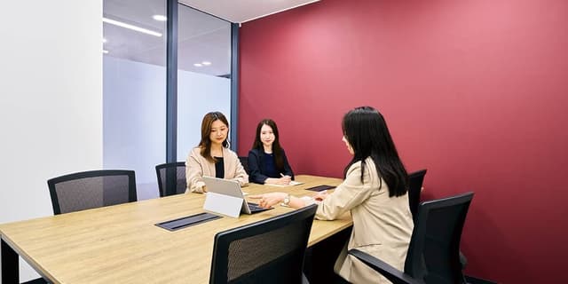 共有部_会議室。会議、面接、取材、セミナーなど様々なシーンで活用できます。※画像はイメージです。©Regus