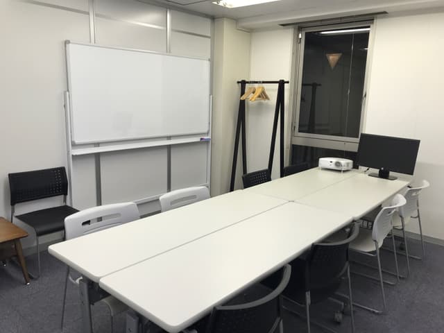 会議室Bードやモニターが設置されており、効率的に会議を進めることができます。