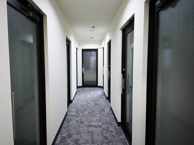 共用部_廊下。完全個室で、各部屋には鍵が付いています。